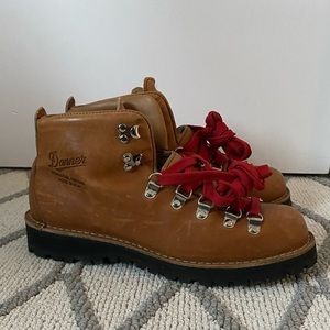 Danner Mountain Light Cascade - EUC W8.5